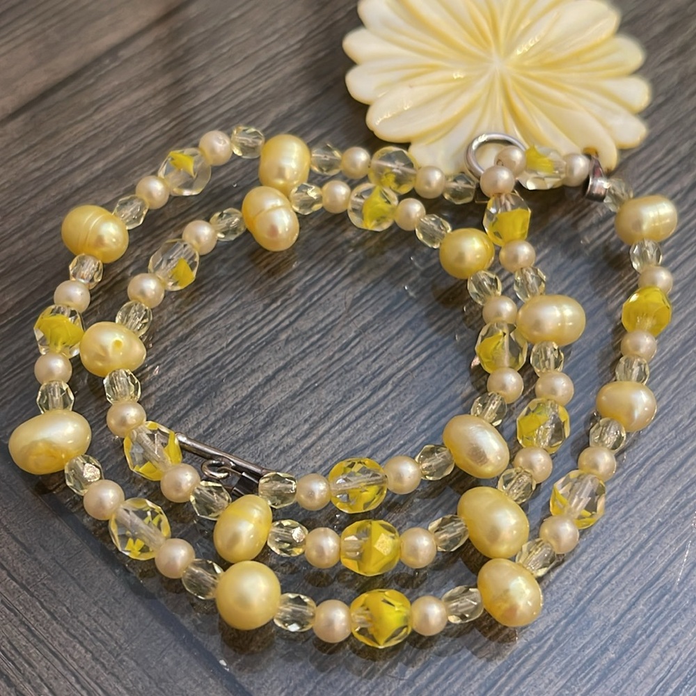 Vintage Yellow Carved Mother of Pearl Flower Pendant & Real Pearl Necklace - Picture 11 of 15